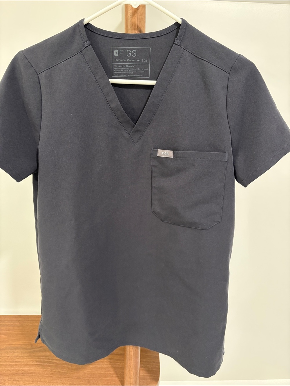 Figs Women’s V-Neck Short Sleeve Scrub Top - Charcoal